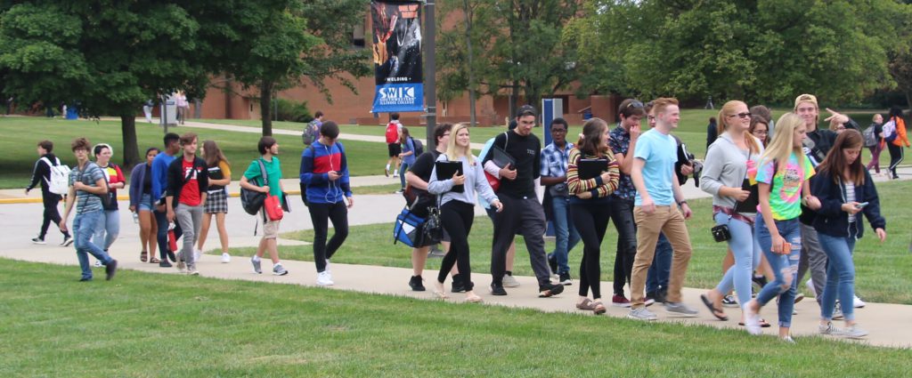 Students walking across the quad for financial aid